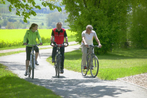 gemeinsames Radfahren im Kurpark in Bad Griesbach